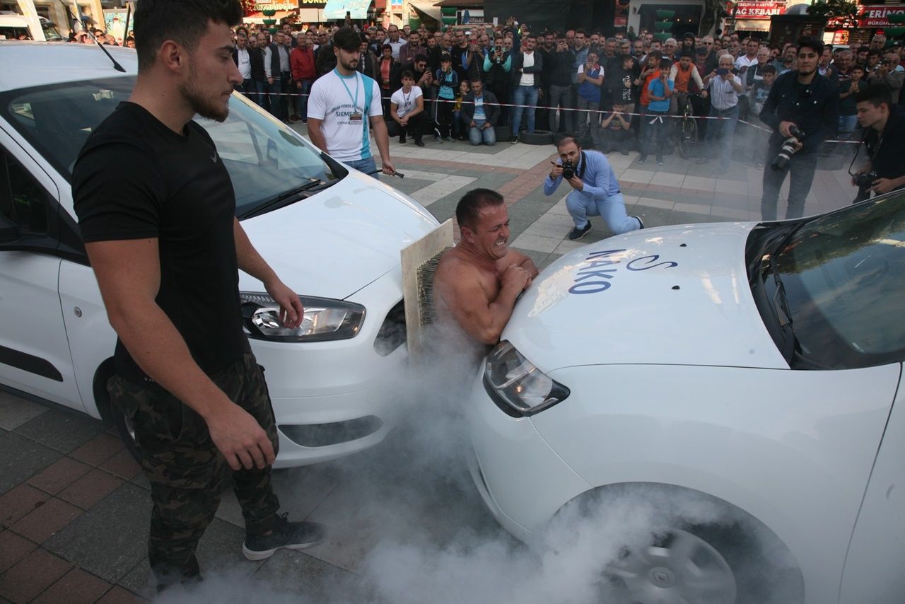 İki otomobilin gücüne karşı koydu... 14