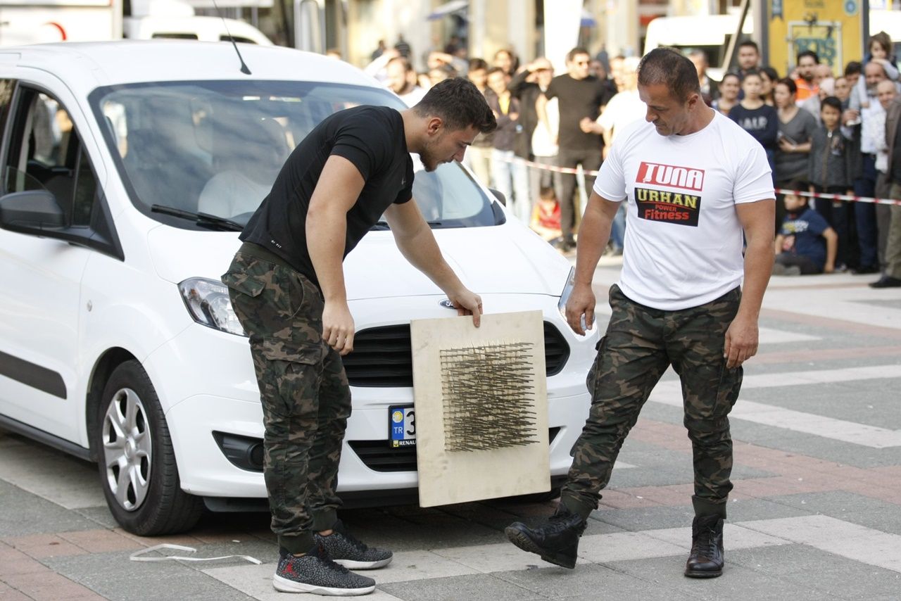 İki otomobilin gücüne karşı koydu... 15