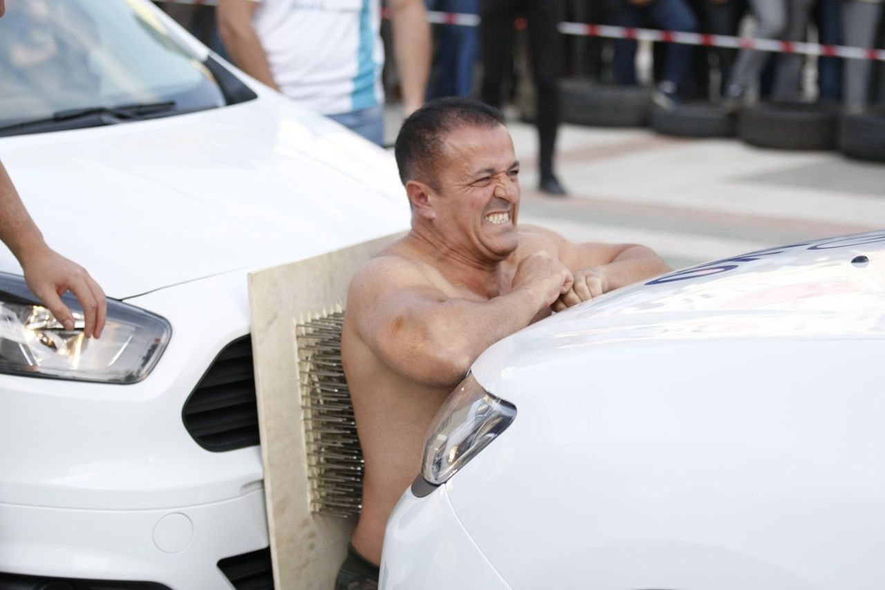 İki otomobilin gücüne karşı koydu... 18