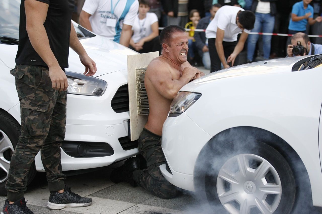 İki otomobilin gücüne karşı koydu... 19
