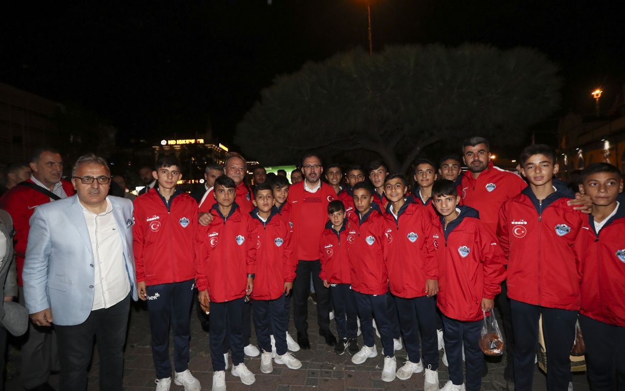 Bakan Kasapoğlu Türkiye-Arnavutluk maçına yürüyerek gitti! 2