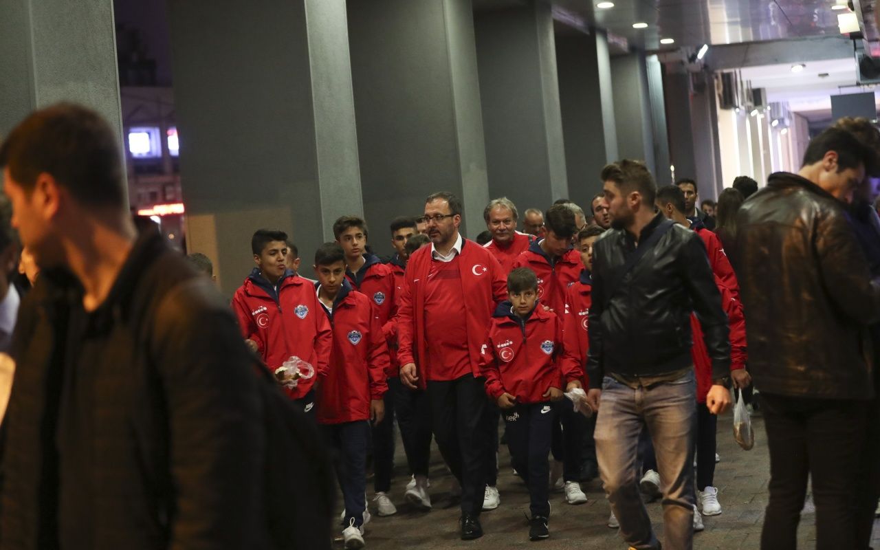 Bakan Kasapoğlu Türkiye-Arnavutluk maçına yürüyerek gitti! 3