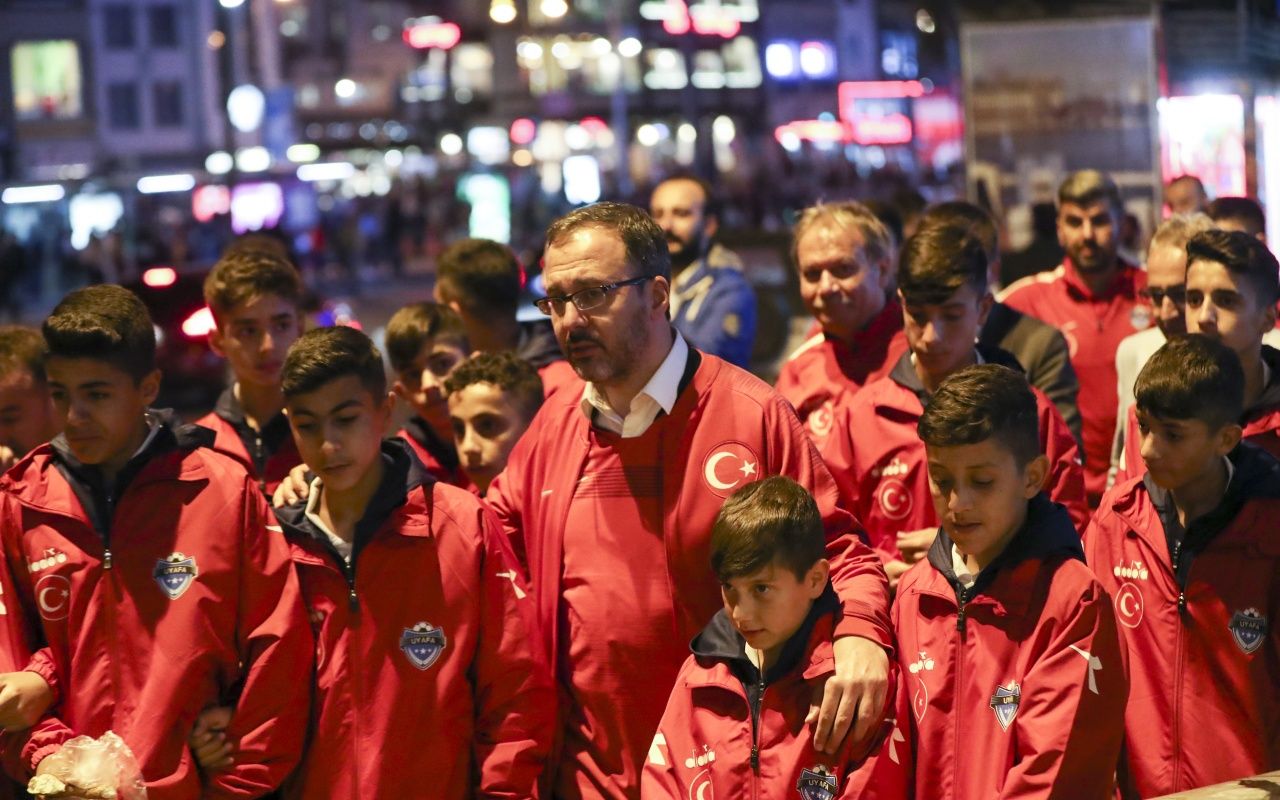 Bakan Kasapoğlu Türkiye-Arnavutluk maçına yürüyerek gitti! 4