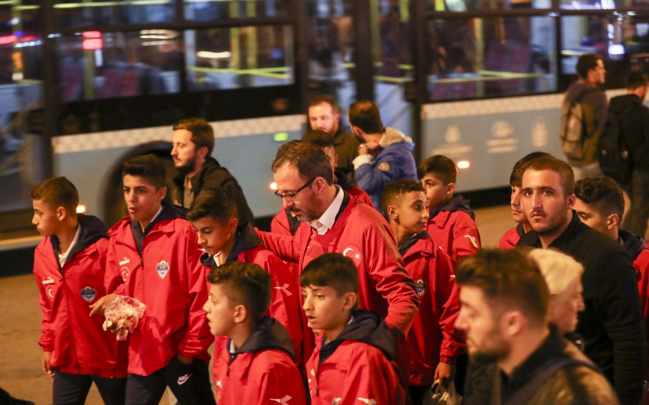 Bakan Kasapoğlu Türkiye-Arnavutluk maçına yürüyerek gitti! 5