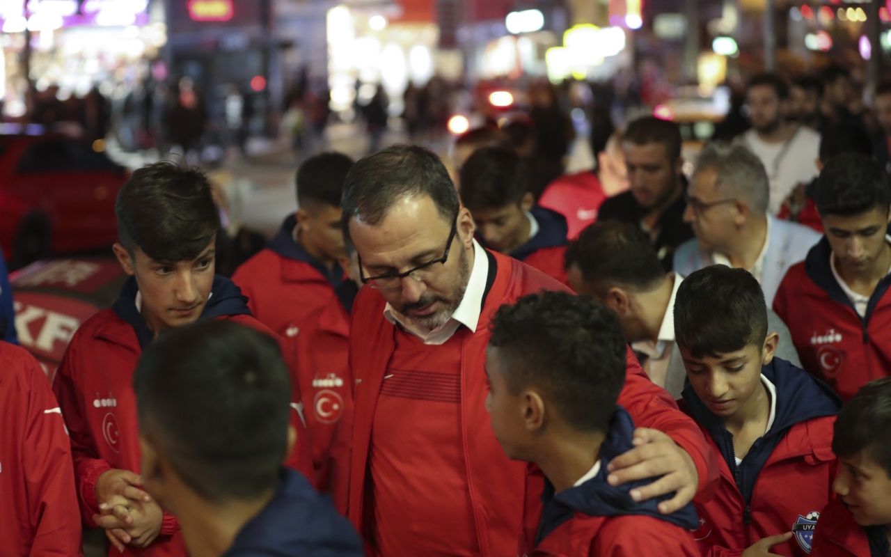 Bakan Kasapoğlu Türkiye-Arnavutluk maçına yürüyerek gitti! 6