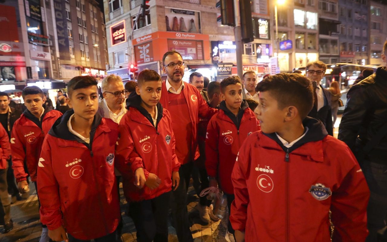 Bakan Kasapoğlu Türkiye-Arnavutluk maçına yürüyerek gitti! 7