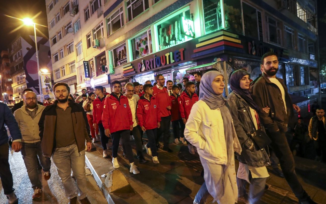 Bakan Kasapoğlu Türkiye-Arnavutluk maçına yürüyerek gitti! 8