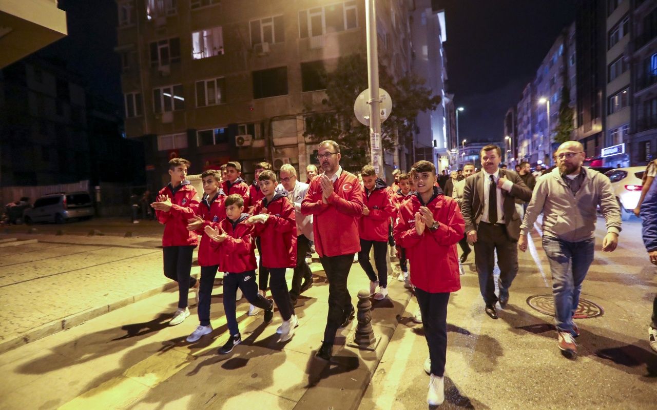 Bakan Kasapoğlu Türkiye-Arnavutluk maçına yürüyerek gitti! 9
