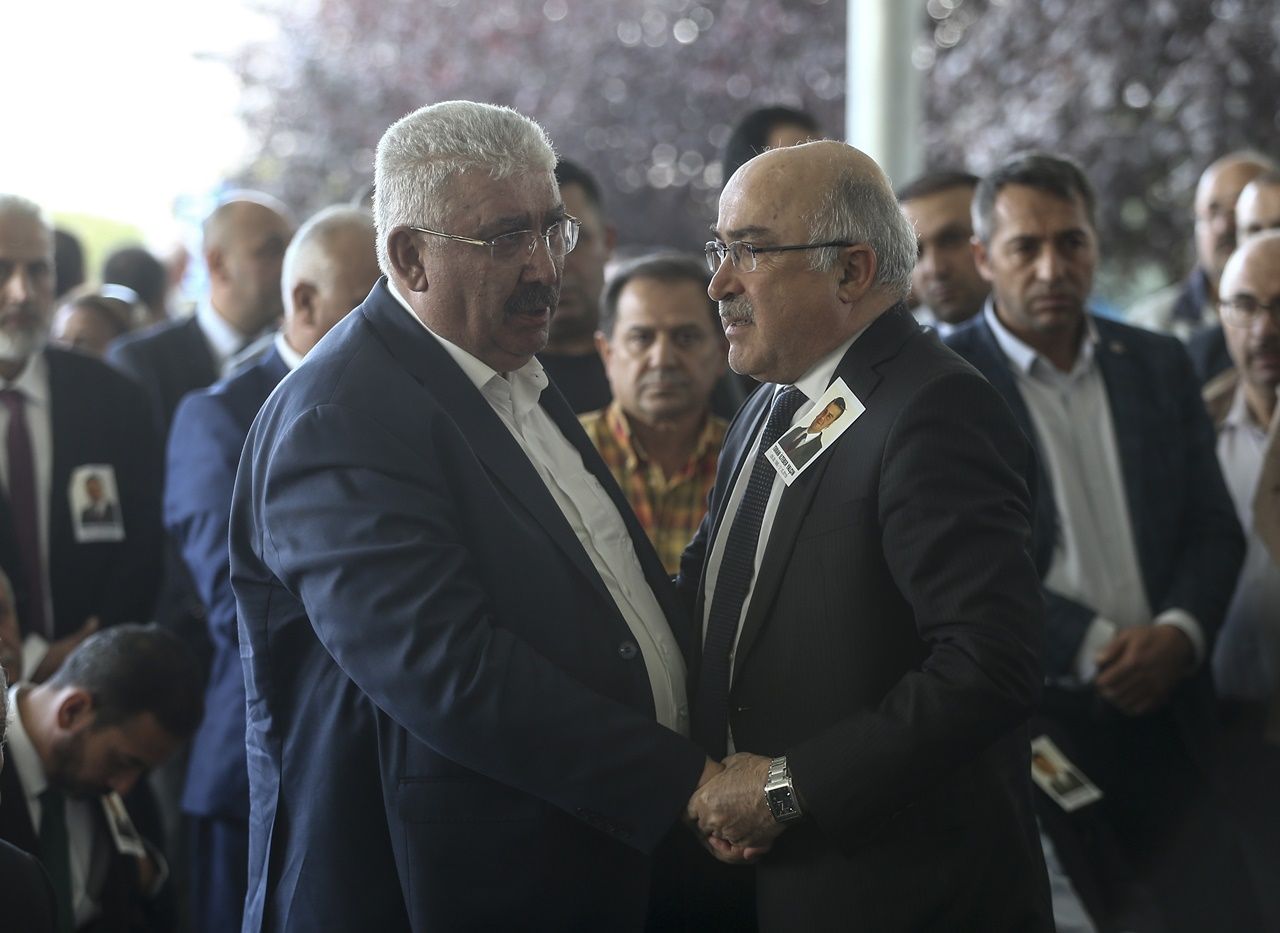 MHP'li Semih Yalçın oğlunu toprağa verdi... 1