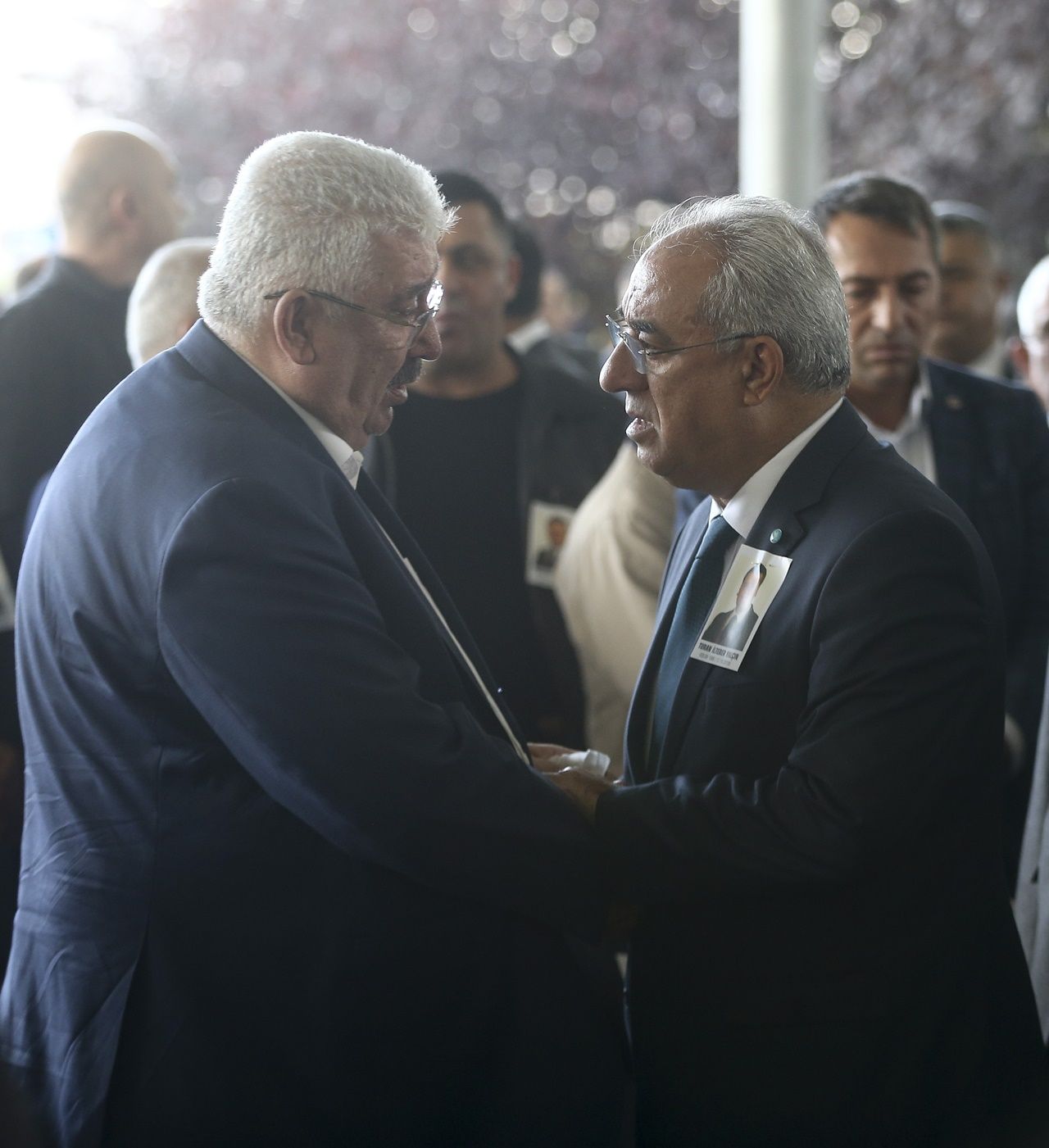 MHP'li Semih Yalçın oğlunu toprağa verdi... 3