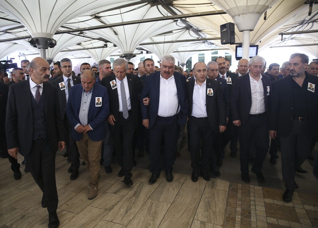 MHP'li Semih Yalçın oğlunu toprağa verdi... 8