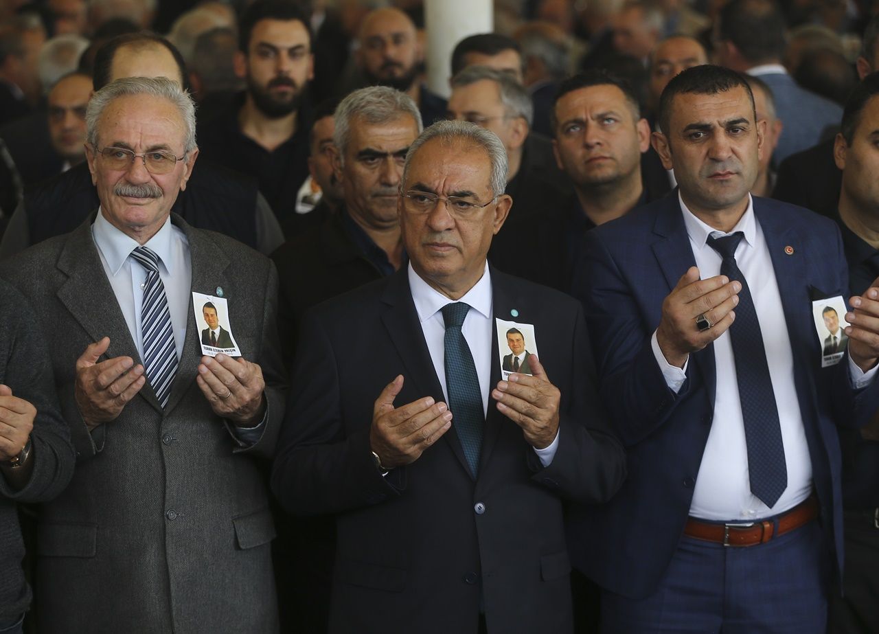 MHP'li Semih Yalçın oğlunu toprağa verdi... 9