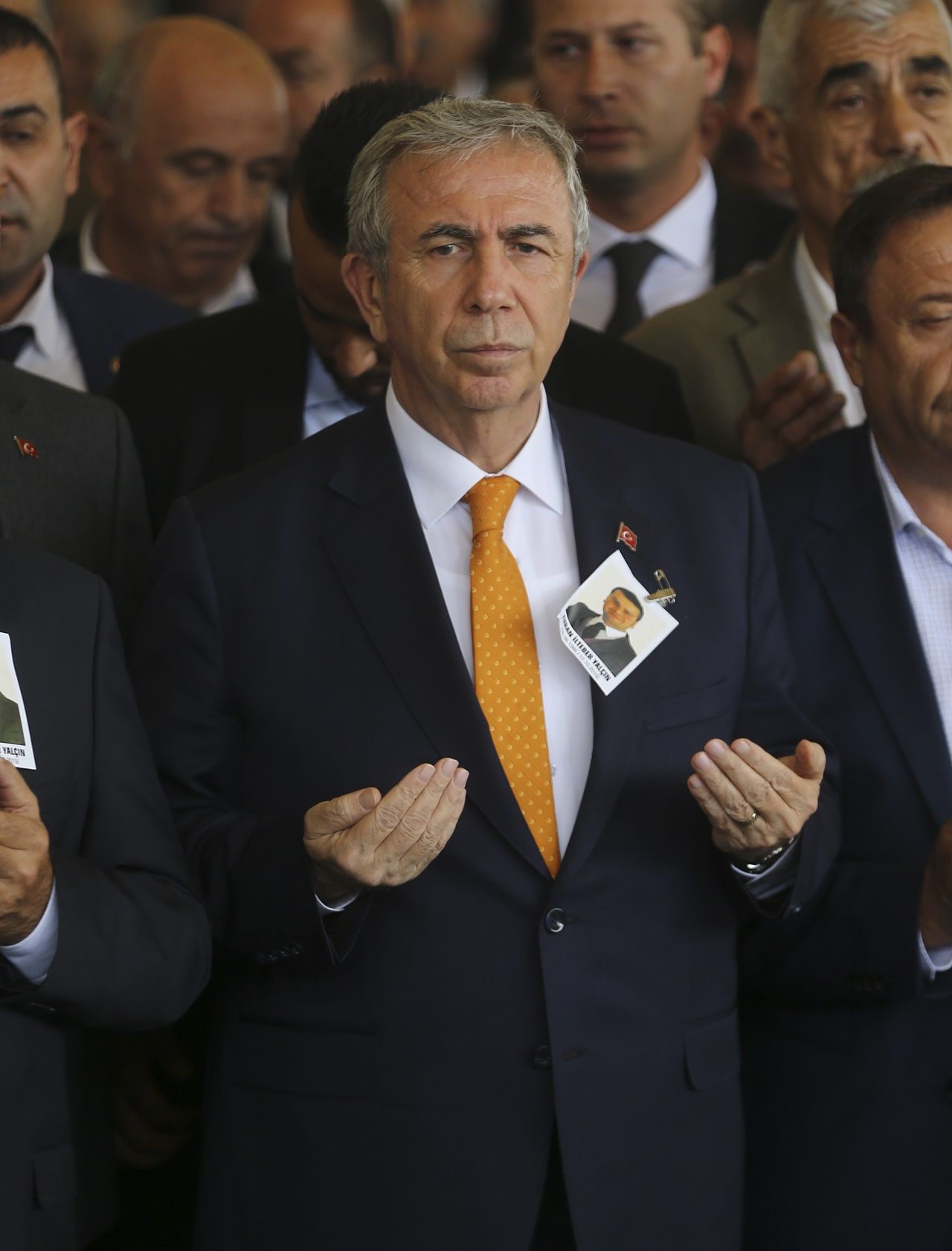 MHP'li Semih Yalçın oğlunu toprağa verdi... 10