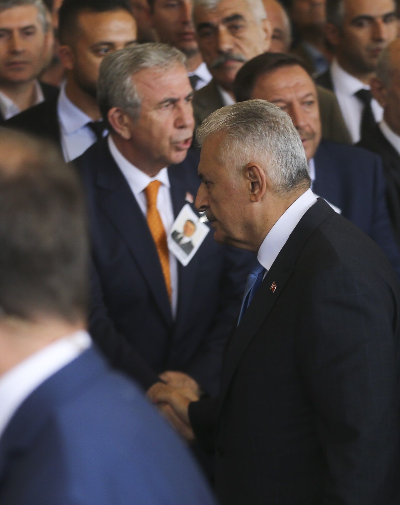MHP'li Semih Yalçın oğlunu toprağa verdi... 11