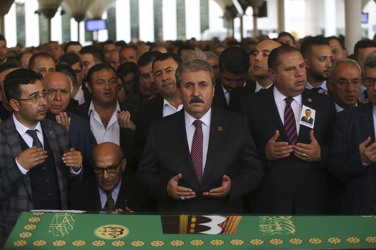 MHP'li Semih Yalçın oğlunu toprağa verdi... 12