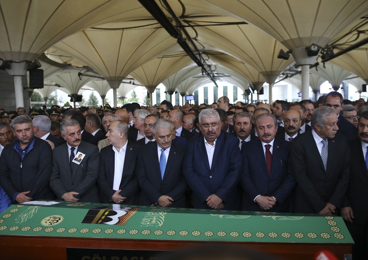 MHP'li Semih Yalçın oğlunu toprağa verdi... 13