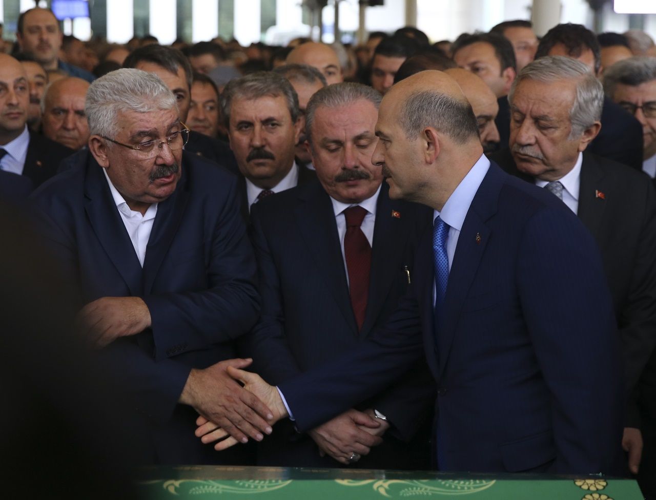 MHP'li Semih Yalçın oğlunu toprağa verdi... 14