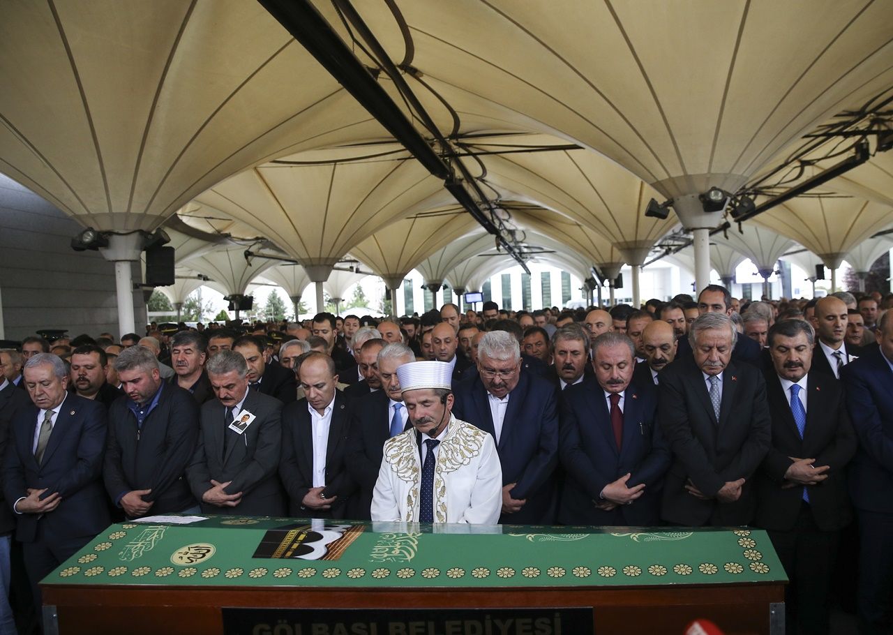 MHP'li Semih Yalçın oğlunu toprağa verdi... 15