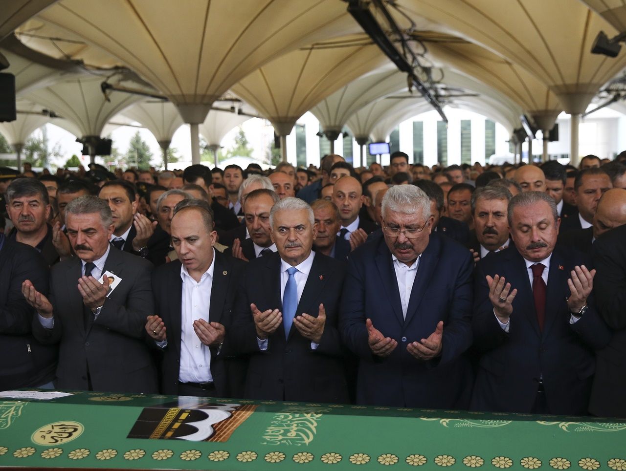 MHP'li Semih Yalçın oğlunu toprağa verdi... 16