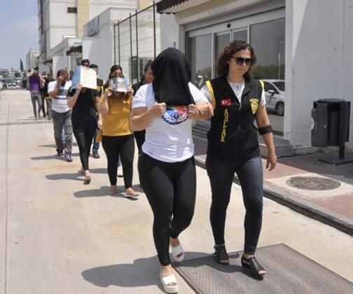 Güzel kadınları 'lüks araba' diye pazarladılar! 1