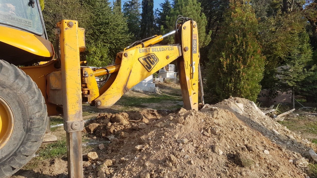 Maden sahasında yer alan mezarlar dualarla taşındı 2