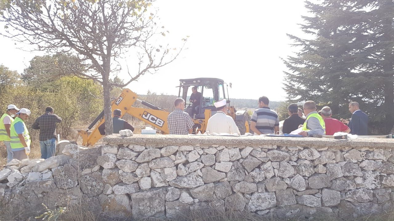 Maden sahasında yer alan mezarlar dualarla taşındı 4