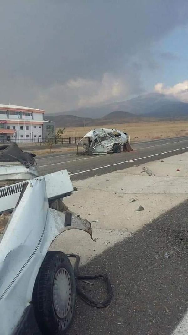 TIR ile çarpışan otomobil ortadan ikiye ayrıldı! 4