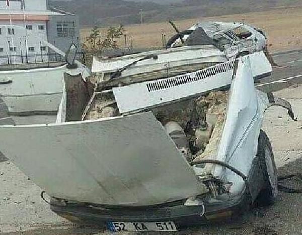 TIR ile çarpışan otomobil ortadan ikiye ayrıldı! 1