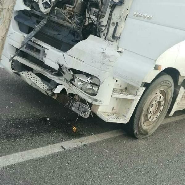 TIR ile çarpışan otomobil ortadan ikiye ayrıldı! 2