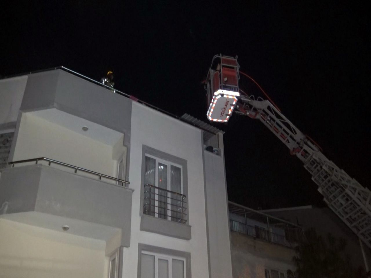 Kavga ettiği kardeşini eve kilitleyip ateşe verdi! 6