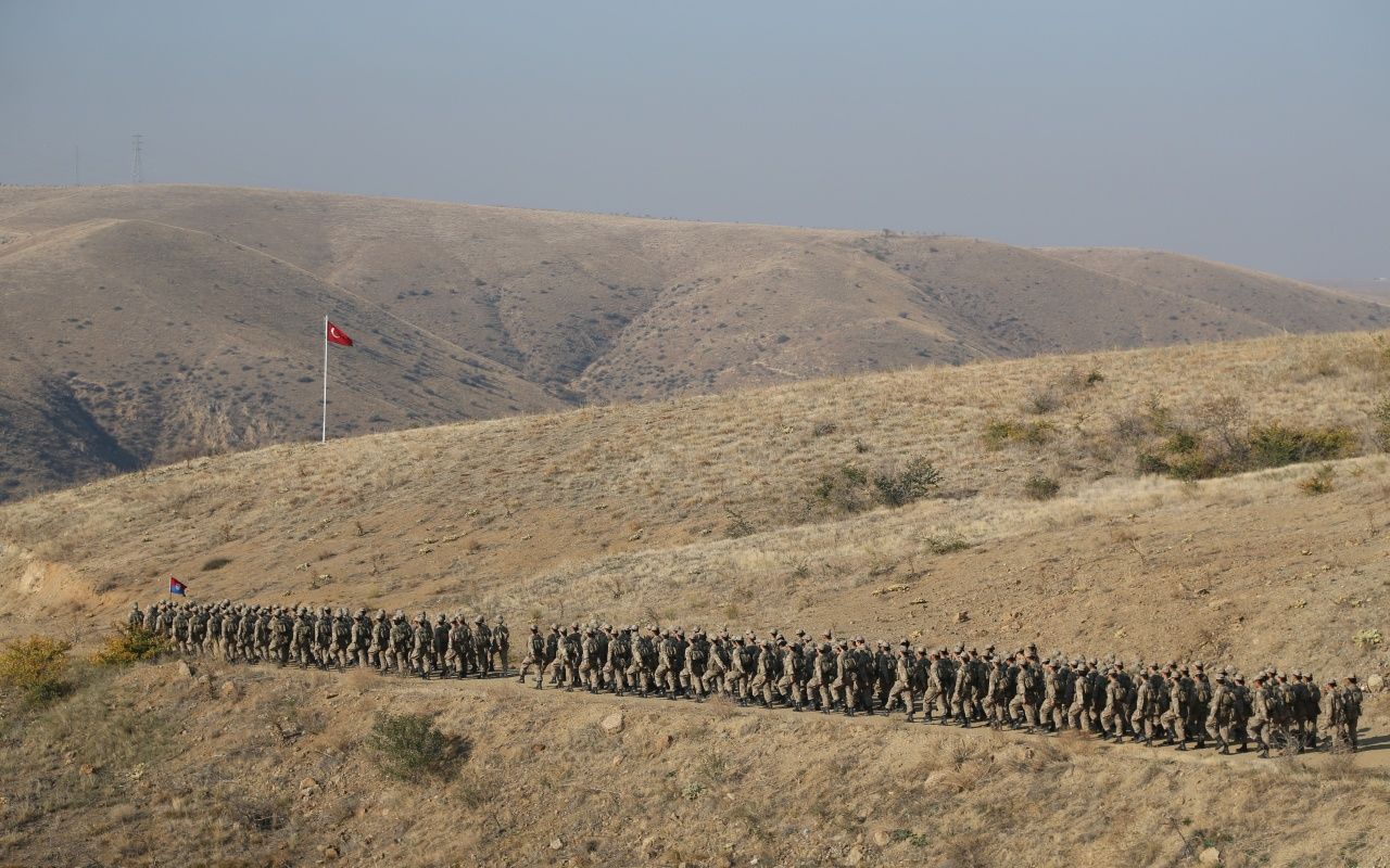 Kadın astsubay adaylarının zorlu eğitimi! 11