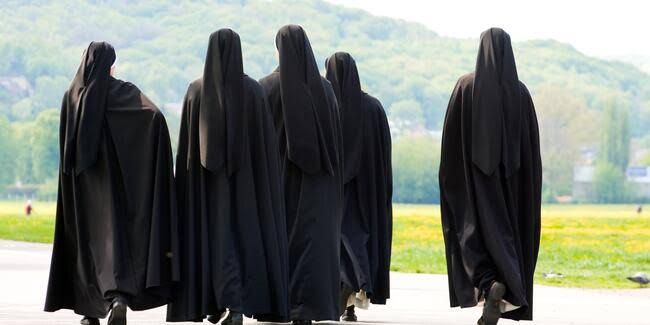 Afrika'ya giden rahibeler hamile döndü! 3