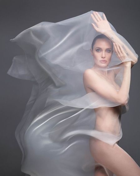 Angelina Jolie eski kocasına inat çıplak poz verdi 19