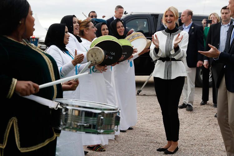 Ivanka Trump'ın elini öptü dünya gündemine girdi! 10