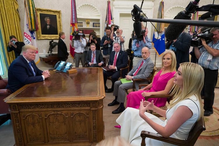 Ivanka Trump'ın elini öptü dünya gündemine girdi! 20
