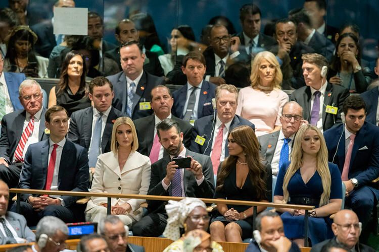 Ivanka Trump'ın elini öptü dünya gündemine girdi! 25