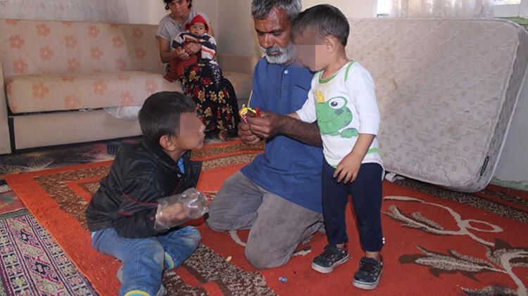 Akılalmaz hastalık! Ailesi eline pet şişe takıyor... 3