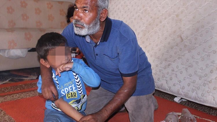 Akılalmaz hastalık! Ailesi eline pet şişe takıyor... 5