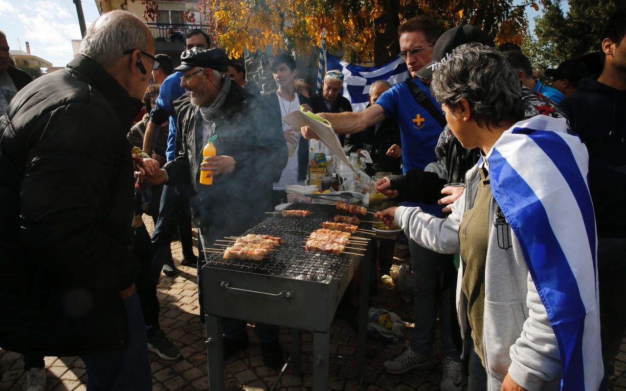Göçmenleri domuz eti ve alkolle protesto ettiler! 3