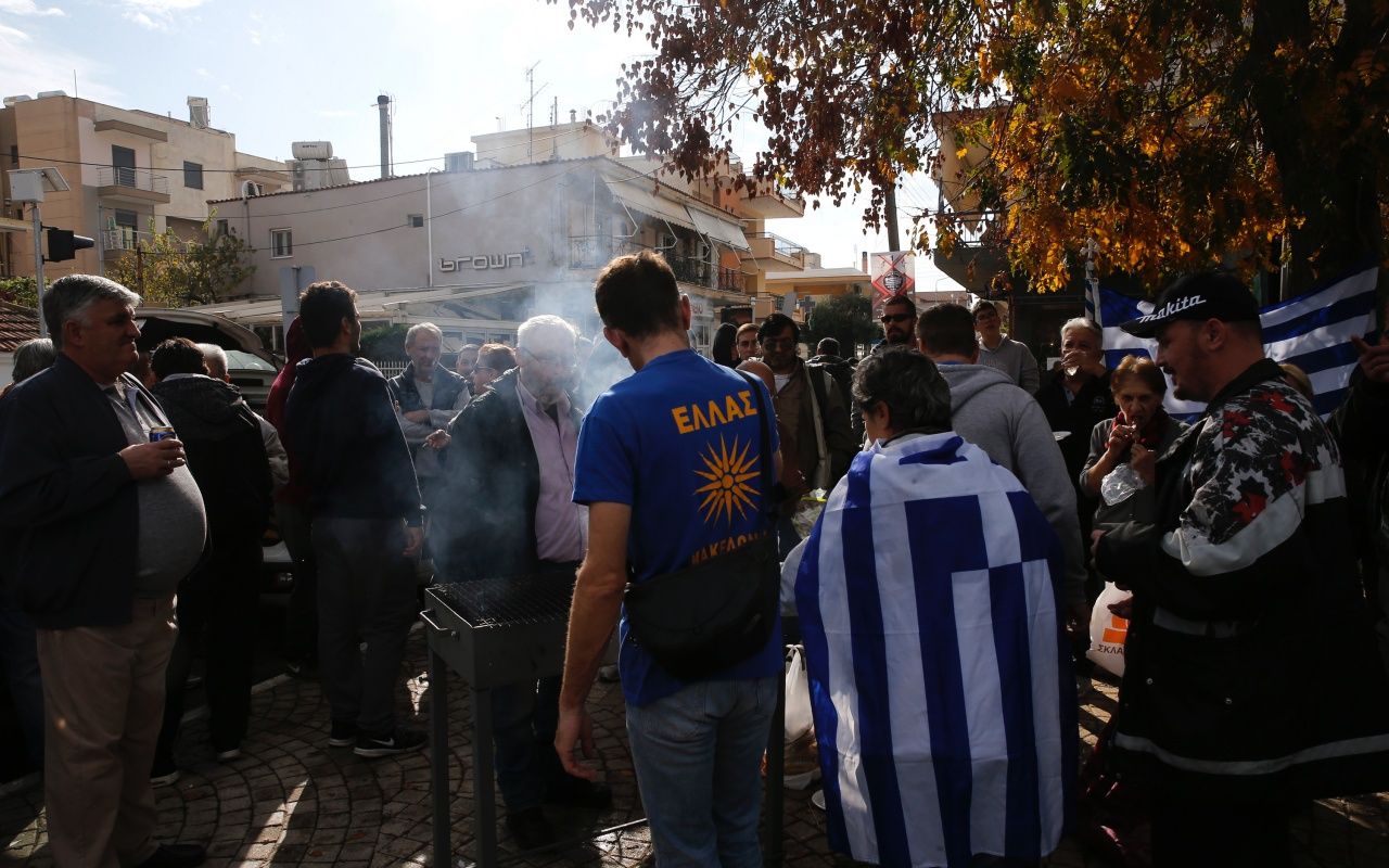 Göçmenleri domuz eti ve alkolle protesto ettiler! 4