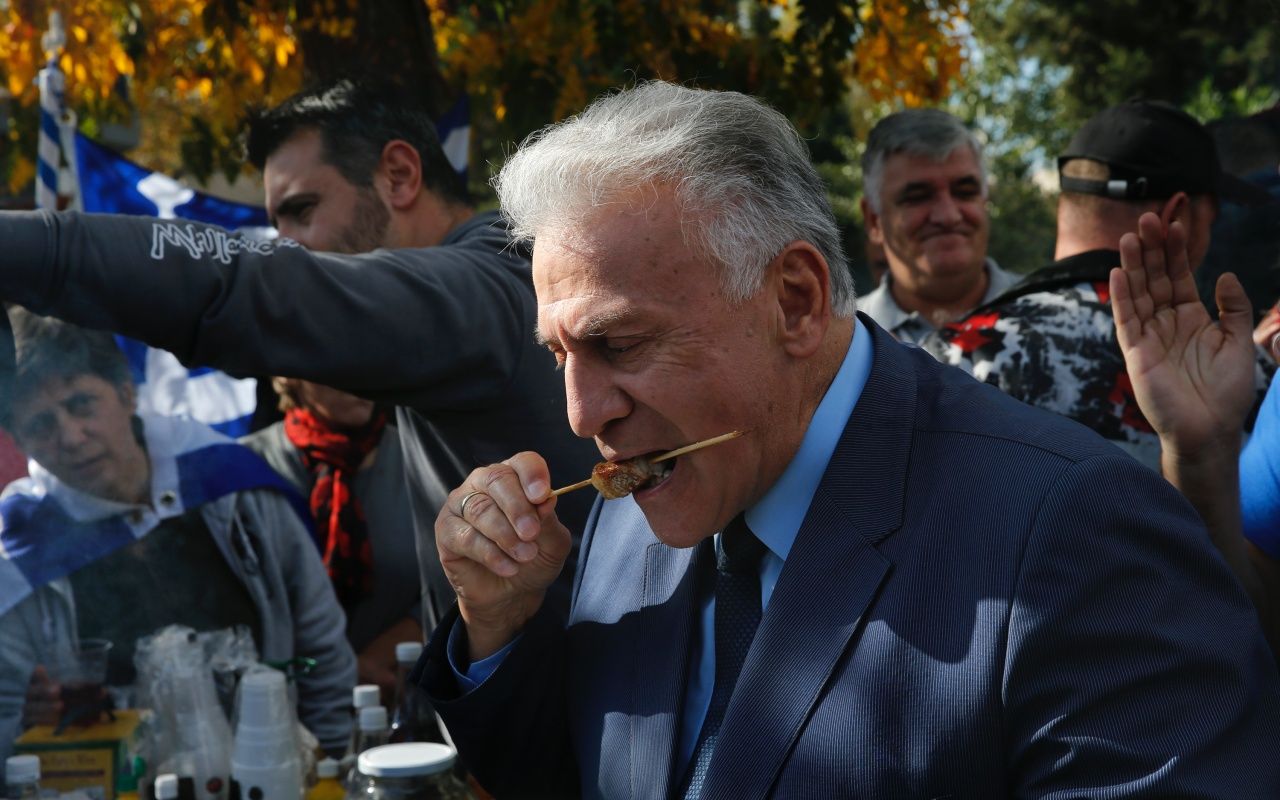 Göçmenleri domuz eti ve alkolle protesto ettiler! 5
