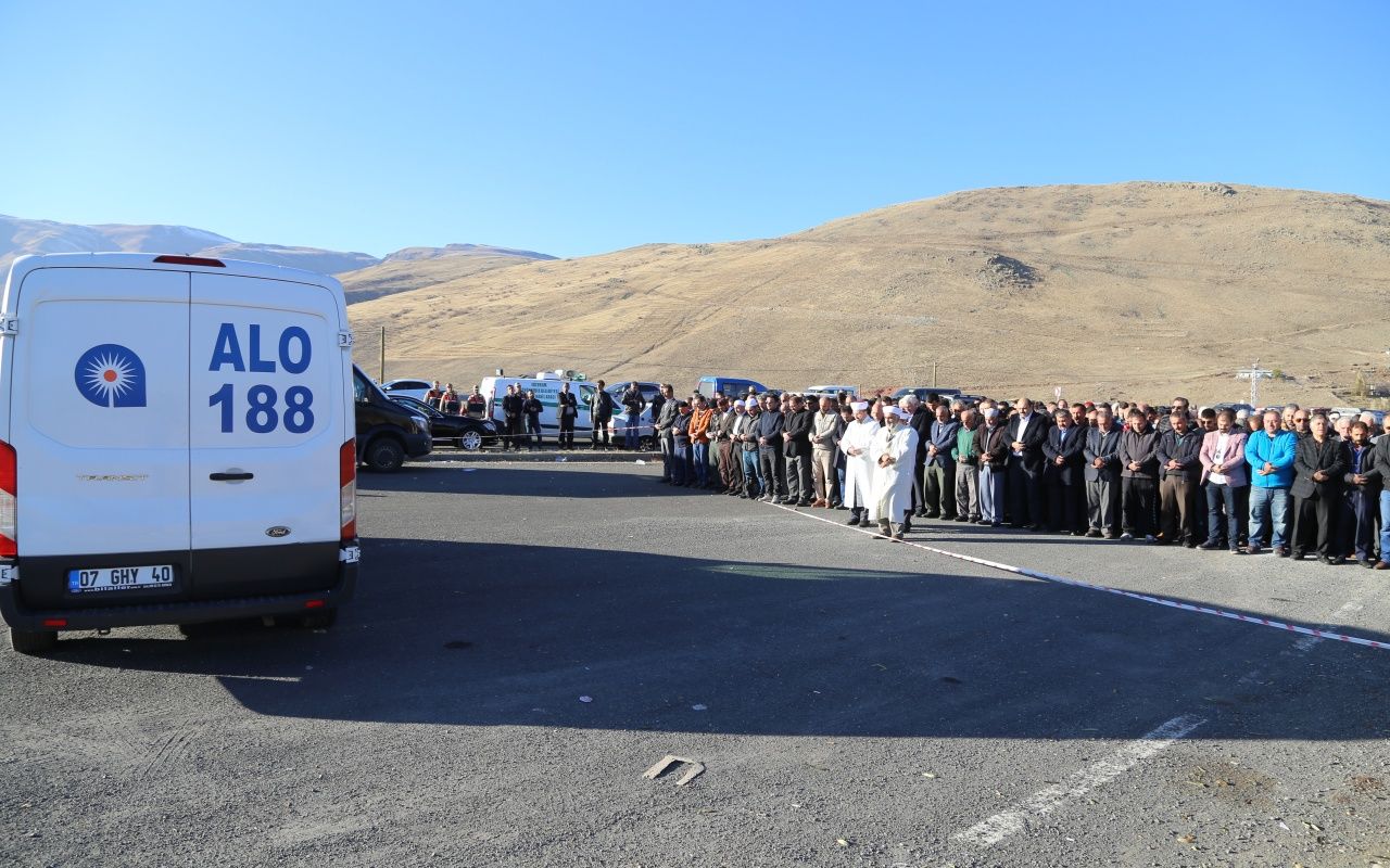 Antalya'da ölü bulunan aile Erzurum'da defnenildi! 7