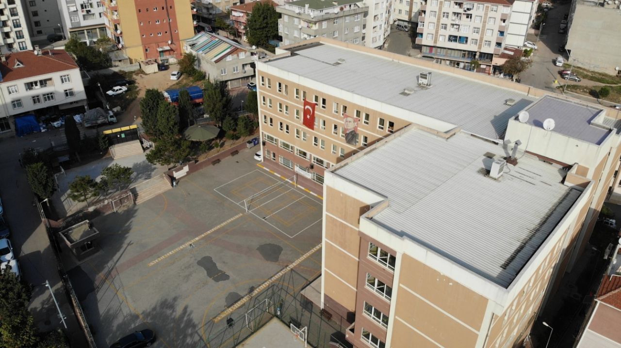 Kız öğrenci sınava girmemek için pencereden atladı 1