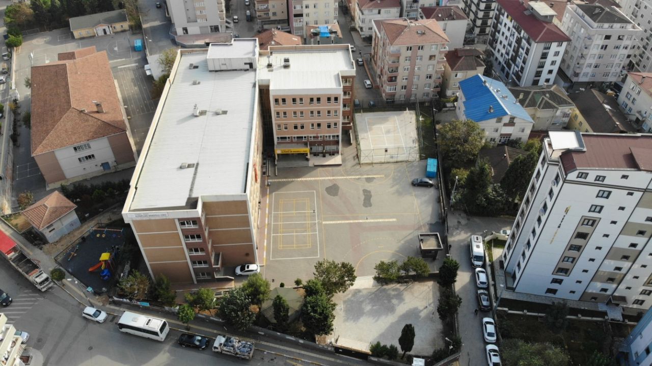 Kız öğrenci sınava girmemek için pencereden atladı 2