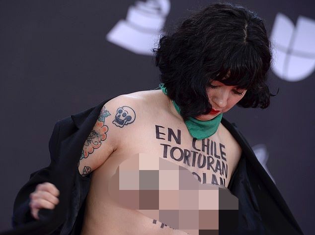 Ünlü şarkıcı Laferte ödül töreninde göğüslerini açtı! 7