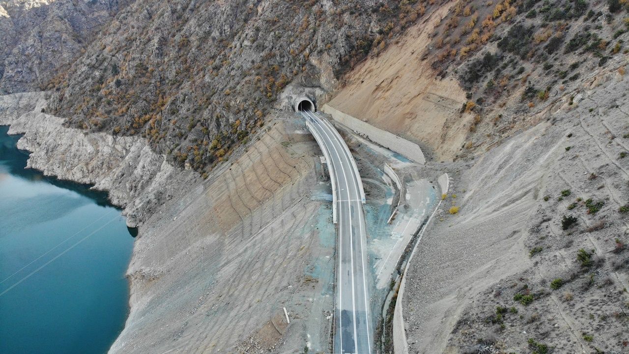 Bu ilçeye ulaşım 44 tünel 20 köprüyle sağlanıyor! 1