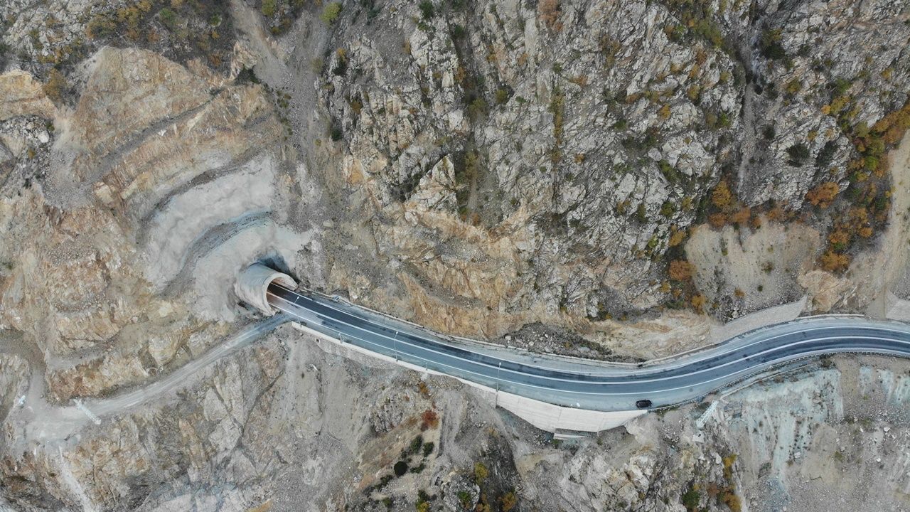 Bu ilçeye ulaşım 44 tünel 20 köprüyle sağlanıyor! 4