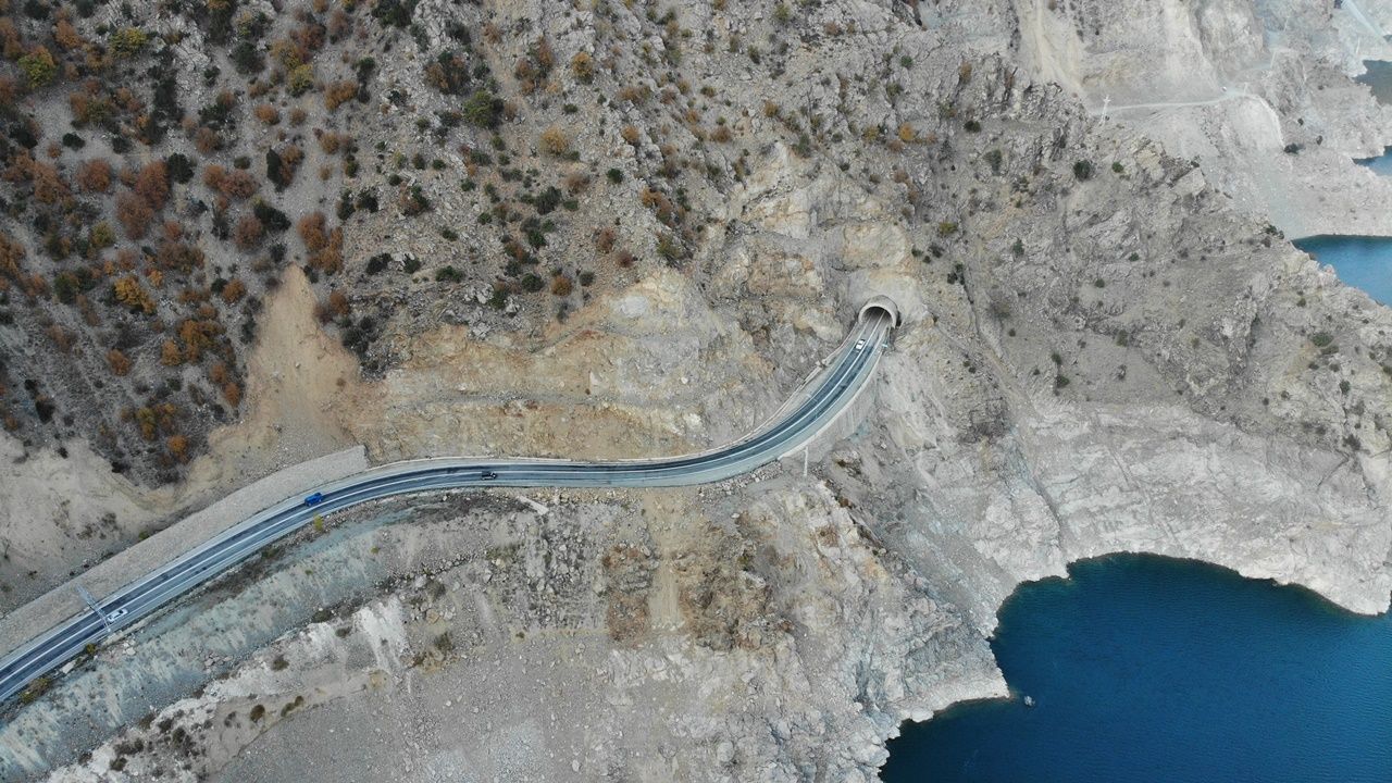 Bu ilçeye ulaşım 44 tünel 20 köprüyle sağlanıyor! 5