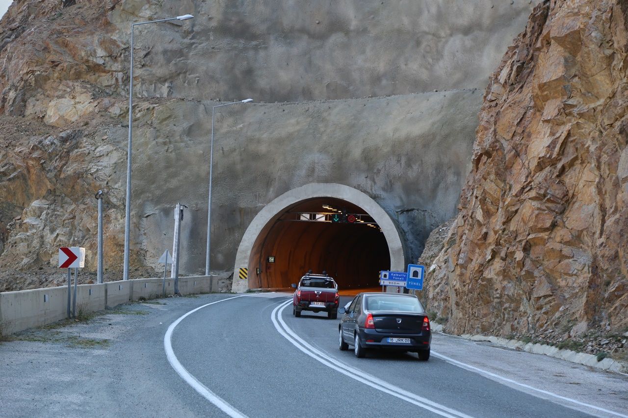 Bu ilçeye ulaşım 44 tünel 20 köprüyle sağlanıyor! 9