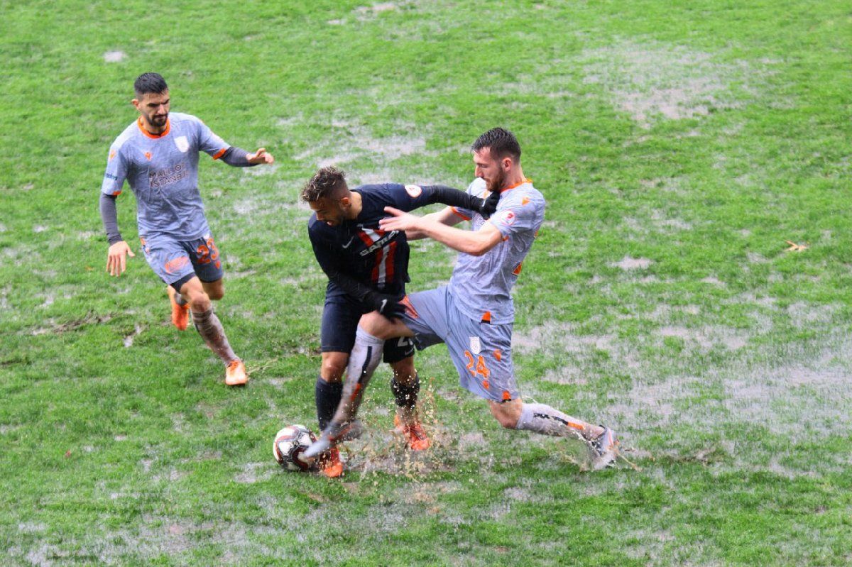 Hekimoğlu Trabzon-Başakşehir maçı bu zeminde oynandı! 6